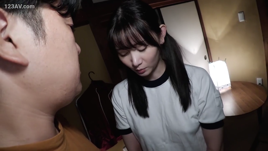 室内 · 站立 · 特写 · 交流 · 害羞 · 体操服