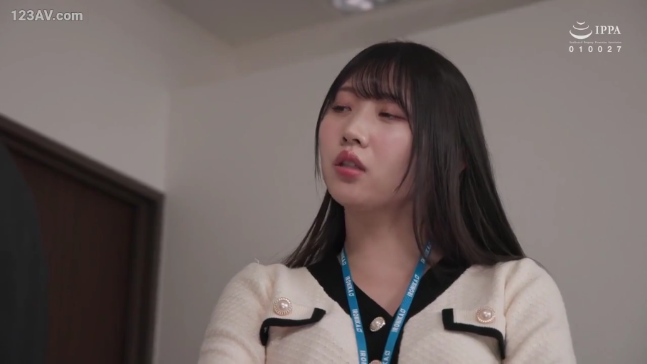 室内 · 严肃 · 站立 · 职业装 · 注视 · 上半身