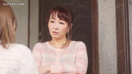 交谈 · 严肃 · 半身 · 熟女 · 门口 · 抱胸 · 条纹开衫