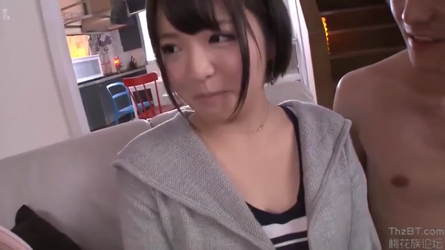 坐姿 · 脸部特写 · 室内客厅 · 男性赤裸上身