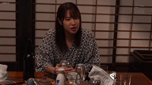 Sitting Posture · Melancholy · Japanese-style room · Medium shot · Wine bottle · Plot · Drinking alcohol · 浴衣