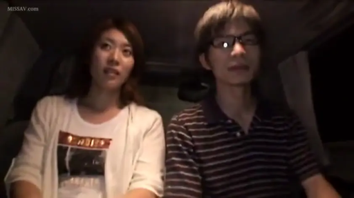 交谈 · 眼镜 · 中景 · 自然 · 休闲装 · 并排坐 · 车内 · 暗光