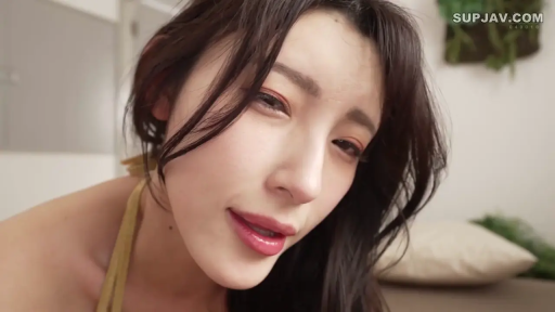 俯身 · 脸部特写 · 卧室 · 迷离 · 枕头 · 注视镜头 · 长发 · 黄色挂脖内衣