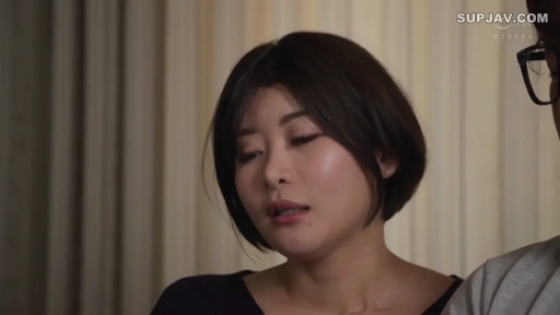 室内 · 坐姿 · 交谈 · 眼镜 · 专注 · 短发 · 头部特写 · 黑色上衣