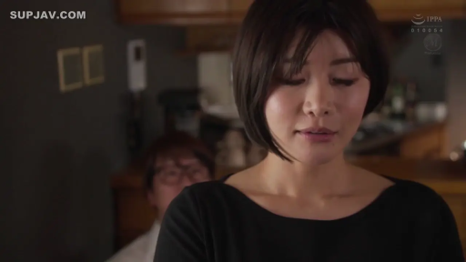 沉思 · 低头 · 胸部特写 · 站立 · 厨房 · 短发 · 黑色上衣