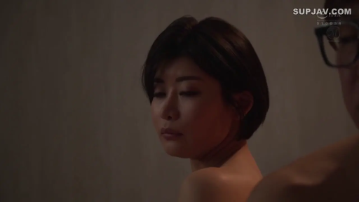 室内 · 全裸 · 面部特写 · 注视 · 短发 · 忧郁表情 · 侧身坐姿