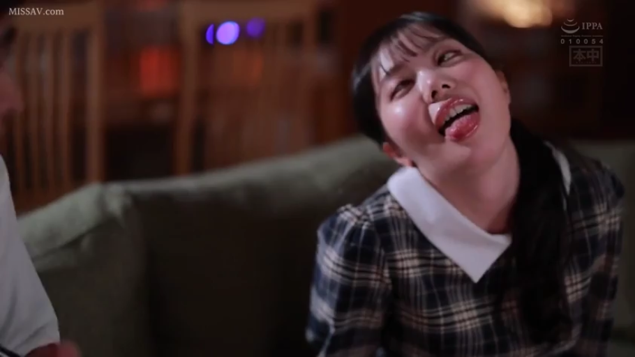 室内 · 坐姿 · 脸部特写 · 沙发 · 亚洲女性 · 阿嘿颜 · 吐舌 · 格纹连衣裙