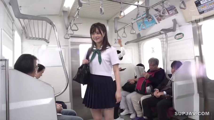 站姿 · 全景 · 微笑 · 乘车 · 水手服 · 长发 · 电车 · 单肩包