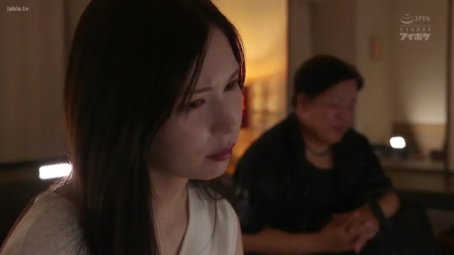 室内 · 脸部特写 · 凝视 · 侧坐 · 白色无袖上衣 · 日本AV · 忧伤