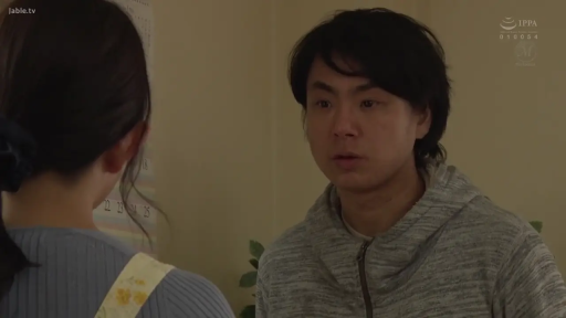 室內 · 嚴肅 · 站立 · 中景 · 对视 · 亞洲人 · 灰色连帽衫 · 日历