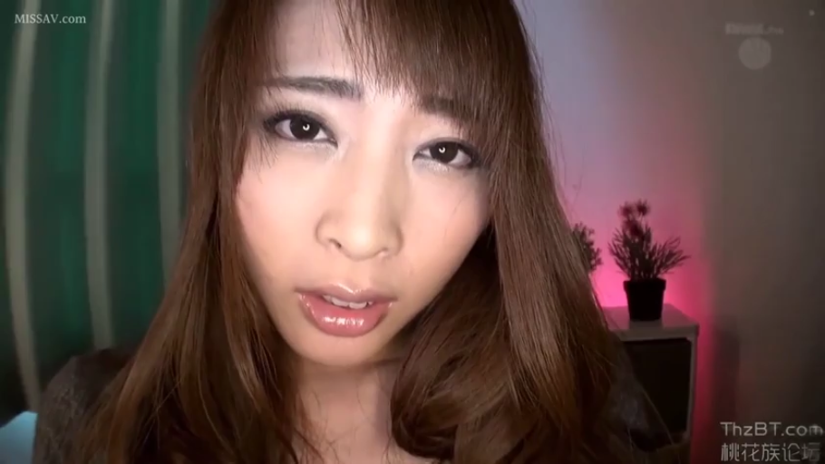 室内 · 俯身 · 脸部特写 · 迷离 · 盆栽 · 凝视 · 针织衫 · POV