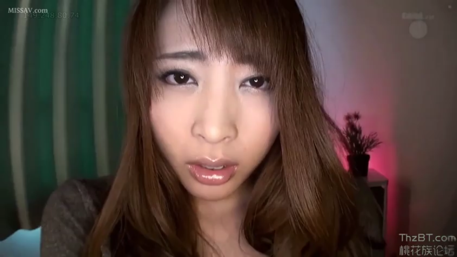 室內 · 面部特寫 · 灰色上衣 · 凝视 · 长发 · 靠近鏡頭 · 微张口