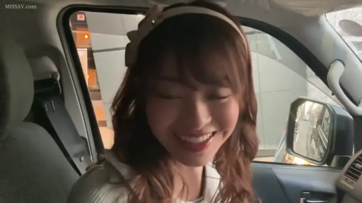 坐姿 · 交谈 · 白色上衣 · 特写 · 车内 · 开心 · 发带 · 卷发