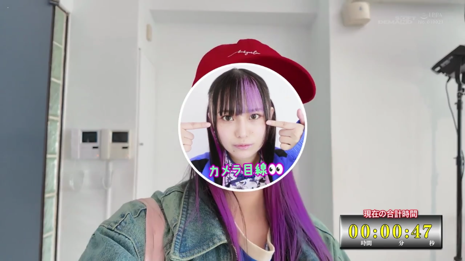 室内 · 站立 · 半身特写 · 注视 · 牛仔外套 · 画中画 · 搞怪 · 红色帽子