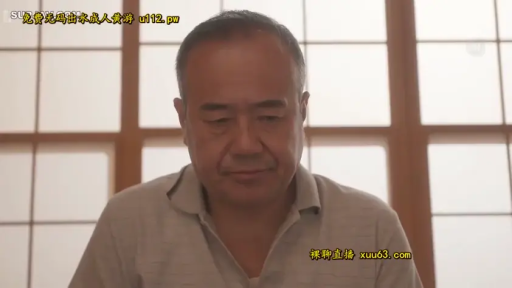 室内 · 严肃 · 面部特写 · 正坐 · 注视 · 中年大叔 · 灰色短袖Polo衫