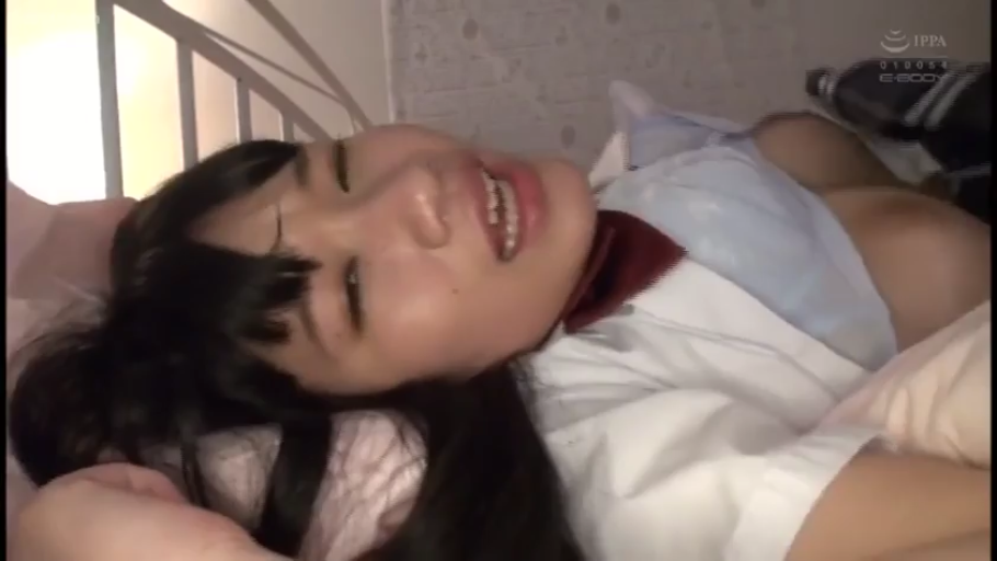 揉乳 · 顔部のクローズアップ · 寝室 · 銷魂 · 枕头 · 仰臥 · 制服 · 日本AV