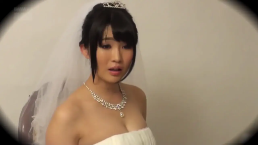 室内 · 坐姿 · 巨乳 · 凝视 · 上半身 · 惊讶 · 婚纱 · 皇冠