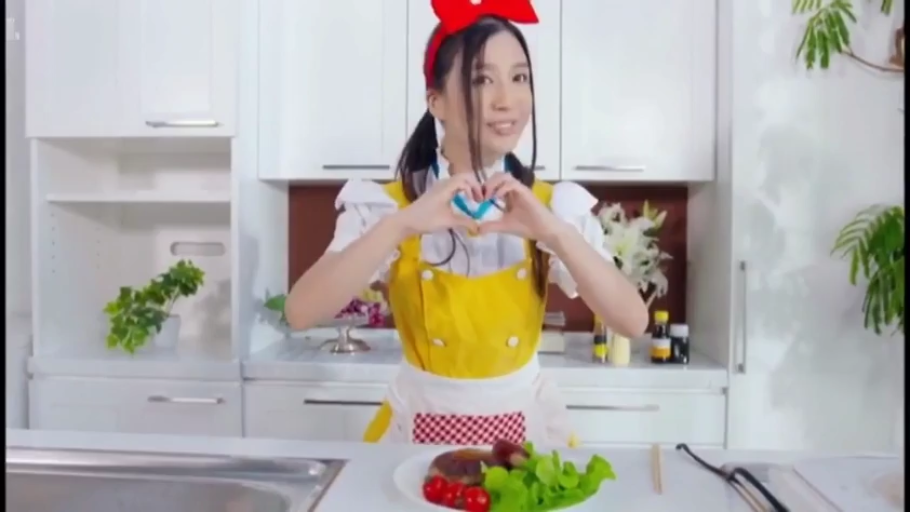 半身 · 厨房 · 手比爱心 · 黄色女仆装