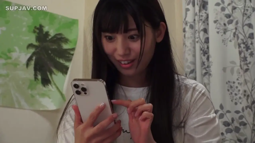 室内 · 座り姿勢 · 顔のクローズアップ · 携帯電話 · 惊讶 · 白いTシャツ · 玩手机 · 黑发