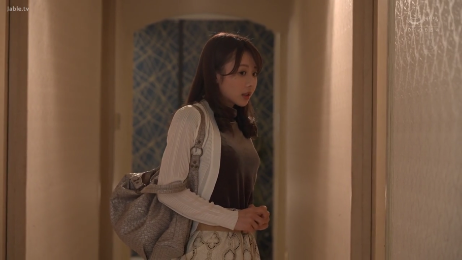 中景 · 惊讶 · 室内廊下 · 白色针织衫 · 侧身站立 · 成熟した女性 · 挎包观望 · 银色大挎包