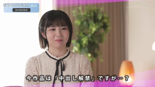 室内 · 座り姿勢 · 中景 · 微笑 · 白いレースの上衣 · 采访 · 水印字幕