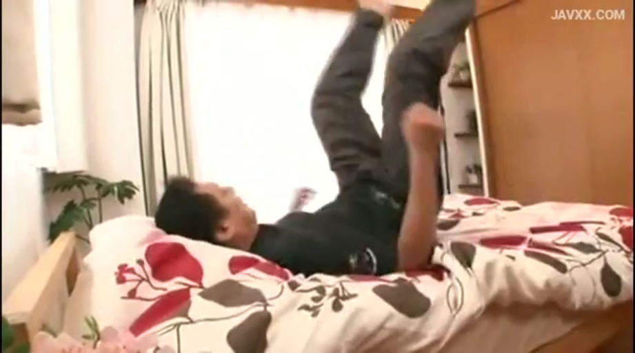 室内 · 单人 · 全裸 · 上半身 · 静态摆拍 · 坐姿手遮胸 · 微笑直视
