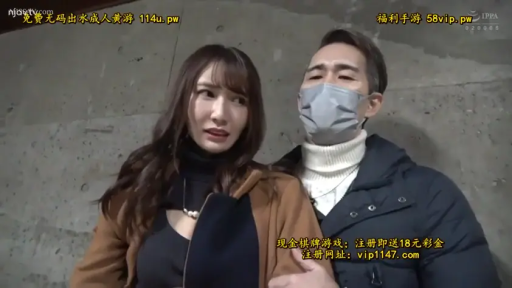 站立 · 半身特写 · 屋外 · 棕色大衣