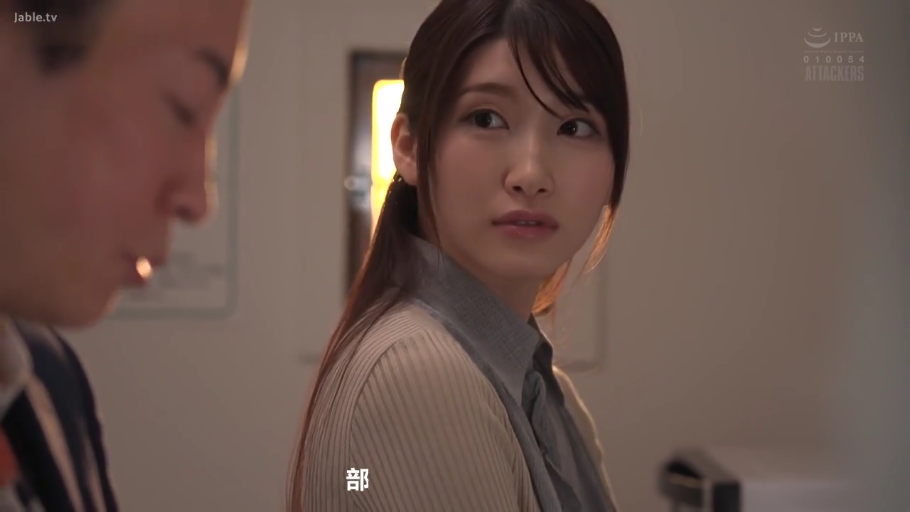 坐姿 · 面部 · 平静 · 户外 · 短发 · 访谈 · 大衣