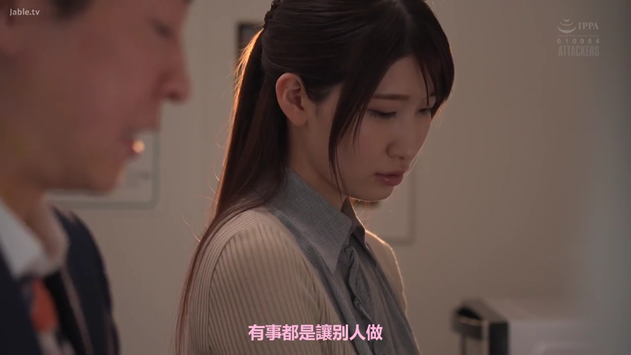 室内 · 面部 · 校服 · 马赛克 · 站姿 · 凝视 · 口罩
