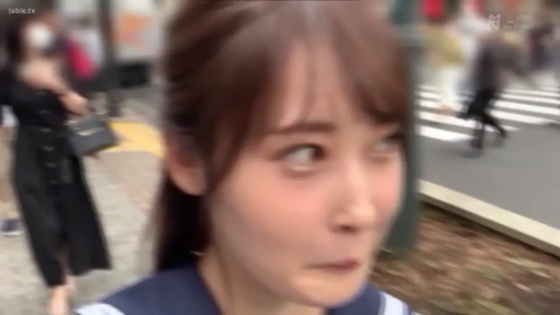 水手服 · JK · 平静 · 面部特写 · 户外 · 行走 · 肩带 · 低头看路