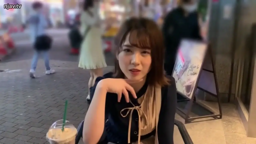 坐姿 · 自然 · 半身 · 夜景 · 户外街道 · 凝视镜头 · 饮料杯 · 拼色连衣裙