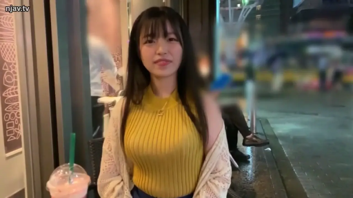 站姿 · 微笑 · 面对镜头 · 背景虚化 · 夜间街道 · 黄色针织背心 · 带吸管饮料杯