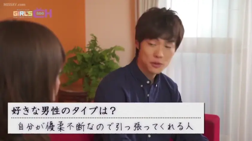 全裸 · 胸部特写 · 闭眼 · 枕头 · 床上 · 抚摸 · 柔光 · 躺卧