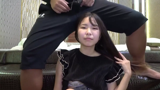 坐姿 · 胸部特写 · 床 · 自然 · 酒店 · 黑色短袖 · 少女 · 掀起上衣