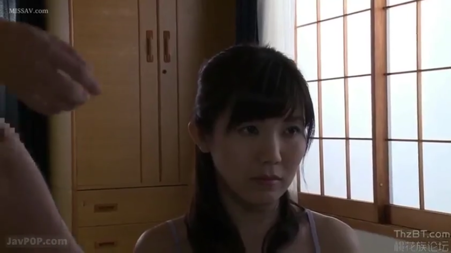 室内 · 坐姿 · 面部特写 · 吊带衫 · 衣柜 · 无表情 · 被动