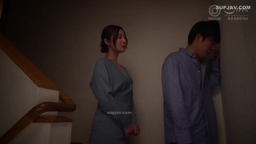 站立 · 楼梯间 · 扶手 · 剧情 · 交流 · 连衣裙 · 忧愁