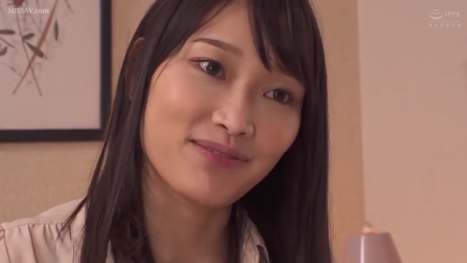 室内 · 脸部特写 · 微笑 · 凝视 · 长发 · 正面 · 背景挂画 · 浅色衬衫