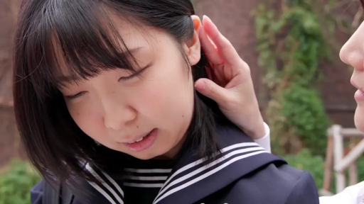 低头 · 委屈 · 脸部特写 · 户外 · 水手服 · 短发 · 触摸