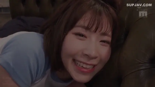 脸部特写 · 注视 · 趴卧 · 室内沙发 · 笑容 · 短发 · 运动短袖