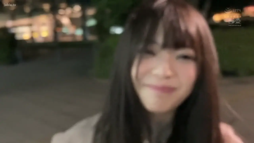 脸部特写 · 站姿 · 微笑 · 户外 · 注视镜头 · 便装 · 夜晚