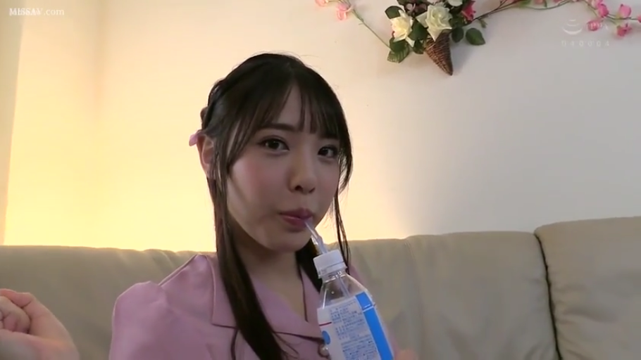 坐姿 · 自然 · 面部特写 · 室内沙发 · 亚洲女性 · 粉色衬衫 · 饮料瓶 · 喝水