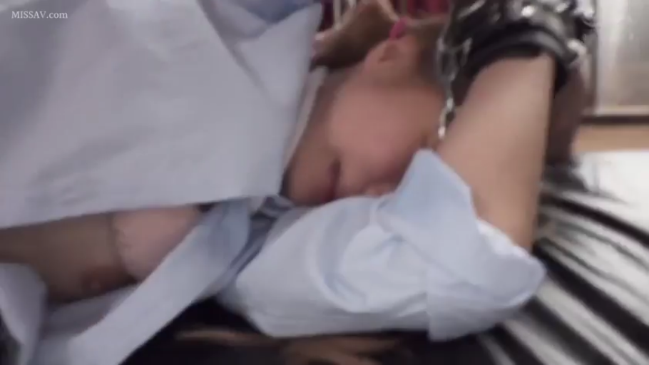 室内 · 脸部 · 手铐 · 躺姿 · 束缚 · 虐恋 · 浅色衬衫 · 顺从