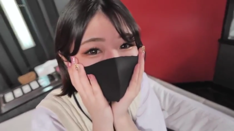 跪坐 · 甜美 · 摆拍 · 上半身 · 摄影棚 · 发饰 · 纯色背景 · 粉色情趣内衣