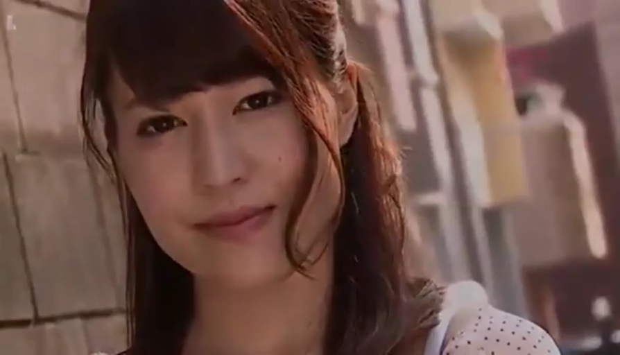 微笑 · 面部特写 · 户外 · 注视镜头 · 长发 · 正面 · 波点上衣