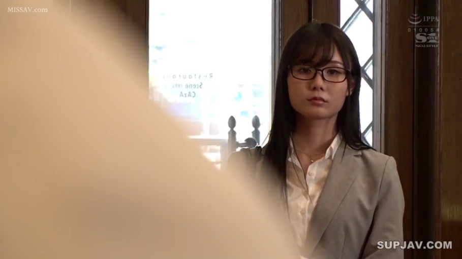 嚴肅 · 眼鏡 · 站立 · 職業裝 · 注視 · 上半身 · OL · 餐厅门口