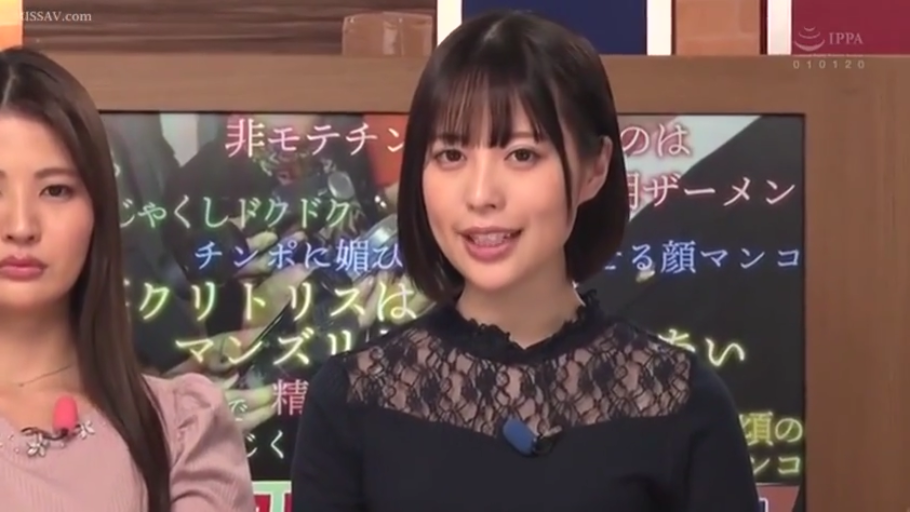 坐姿 · 交谈 · 客厅 · 半身 · 白色开衫 · 有字幕 · 忧虑 · 电视机