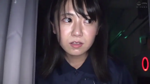 室内 · 女性 · 面部特写 · 观察 · 窗帘 · 正面 · 忧虑 · 深色制服