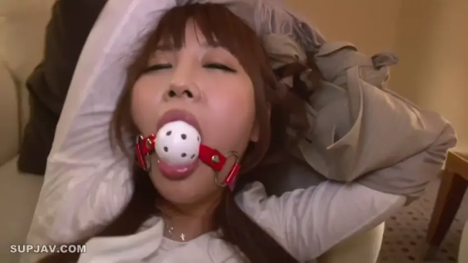 室内 · 脸部特写 · 白衬衫 · 仰卧 · 绳艺 · 受惊 · 受缚堵口 · 红色球塞