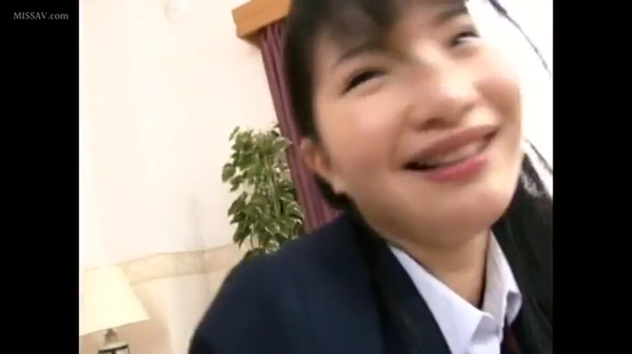 坐姿 · 卧室 · 微笑 · 枕头 · 面部特写 · 裸体 · 注视镜头 · 长发