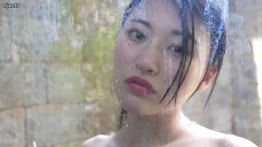 忧郁 · 脸部特写 · 浴室 · 站姿 · 裸体 · 洗澡 · 湿发 · 玻璃